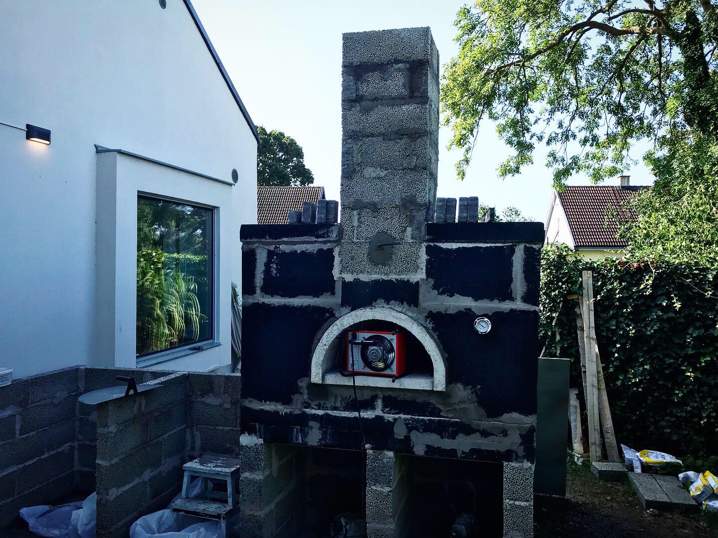 Unik pizzaovnskonstruksjon med glasstak