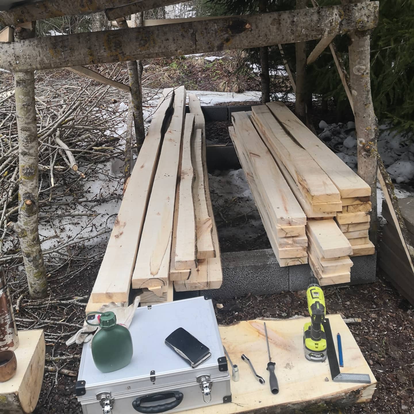 Vedbod med mye frisk luft til veden