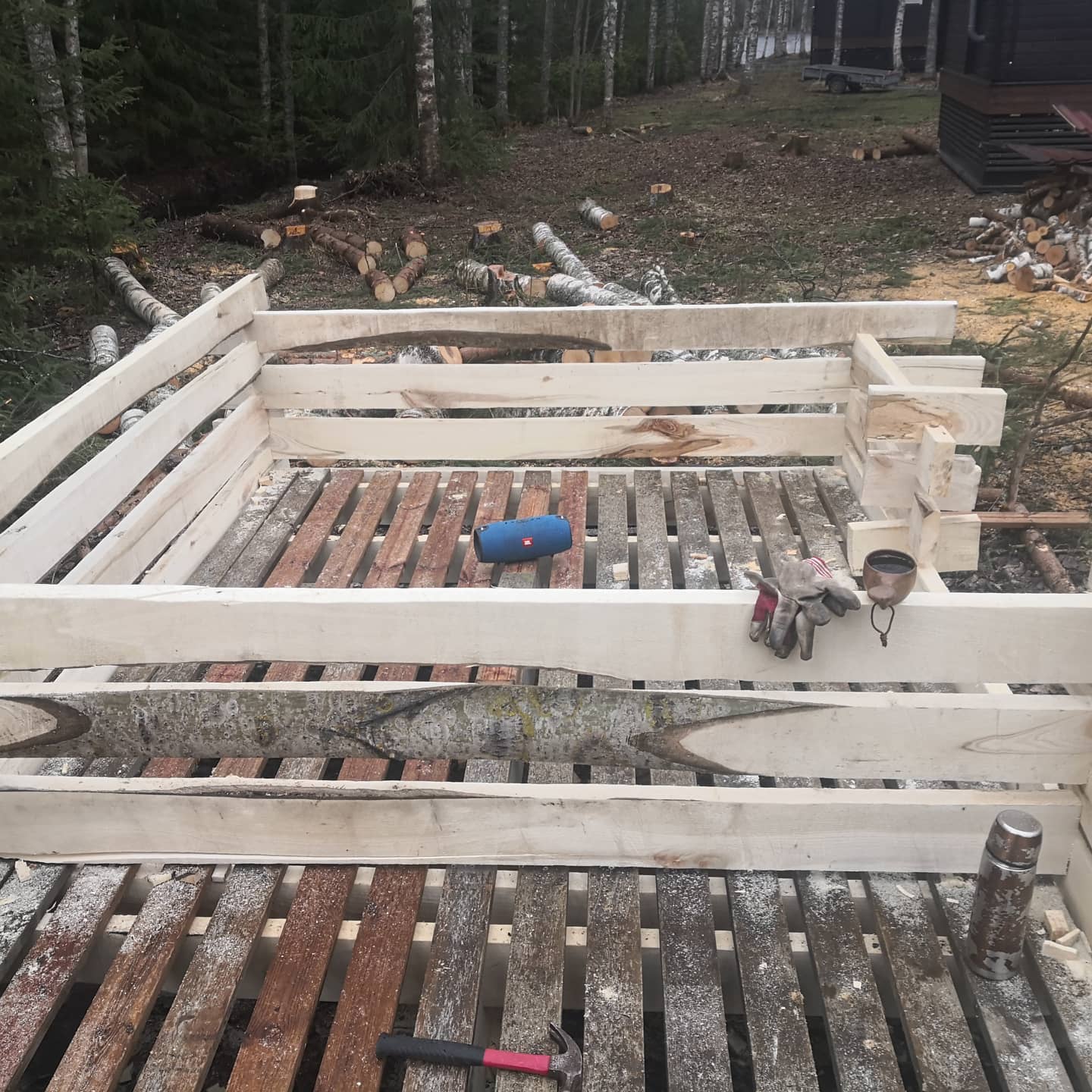 Vedbod med mye frisk luft til veden