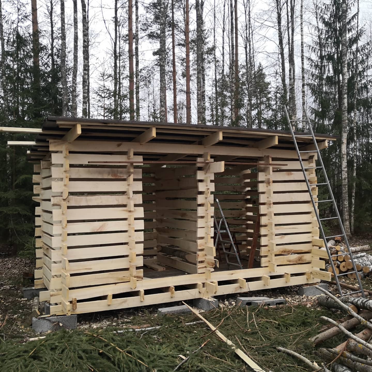 Vedbod med mye frisk luft til veden