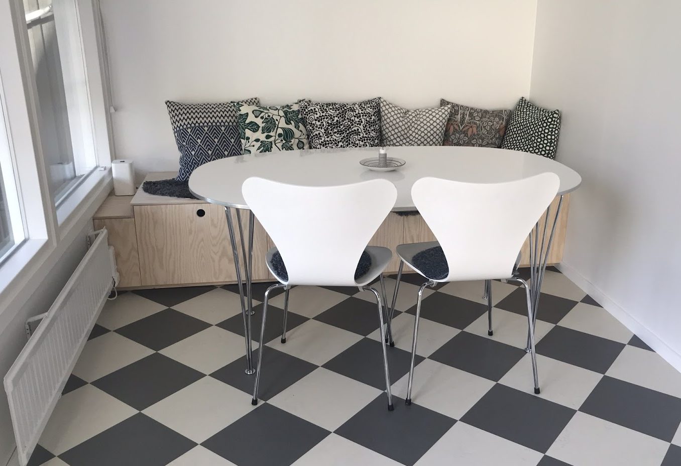 Plassbygd kjøkkensofa, med skjult fibertilkobling