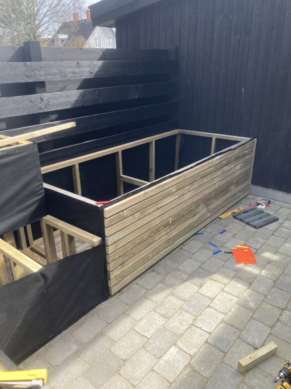 Utendørs salong med plantekasser