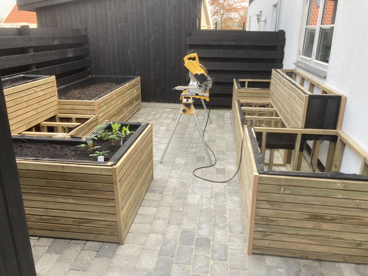 Utendørs salong med plantekasser