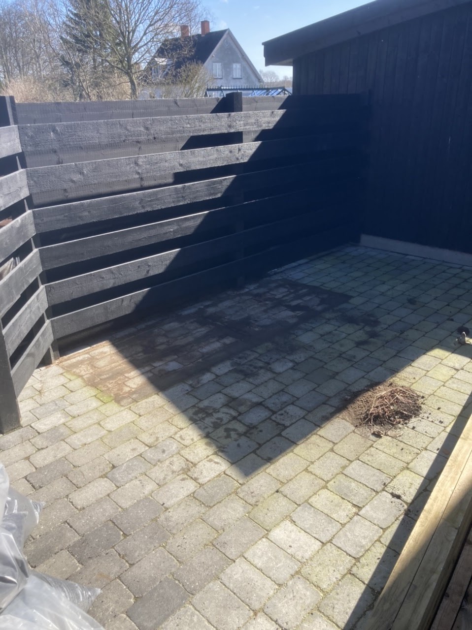 Utendørs salong med plantekasser