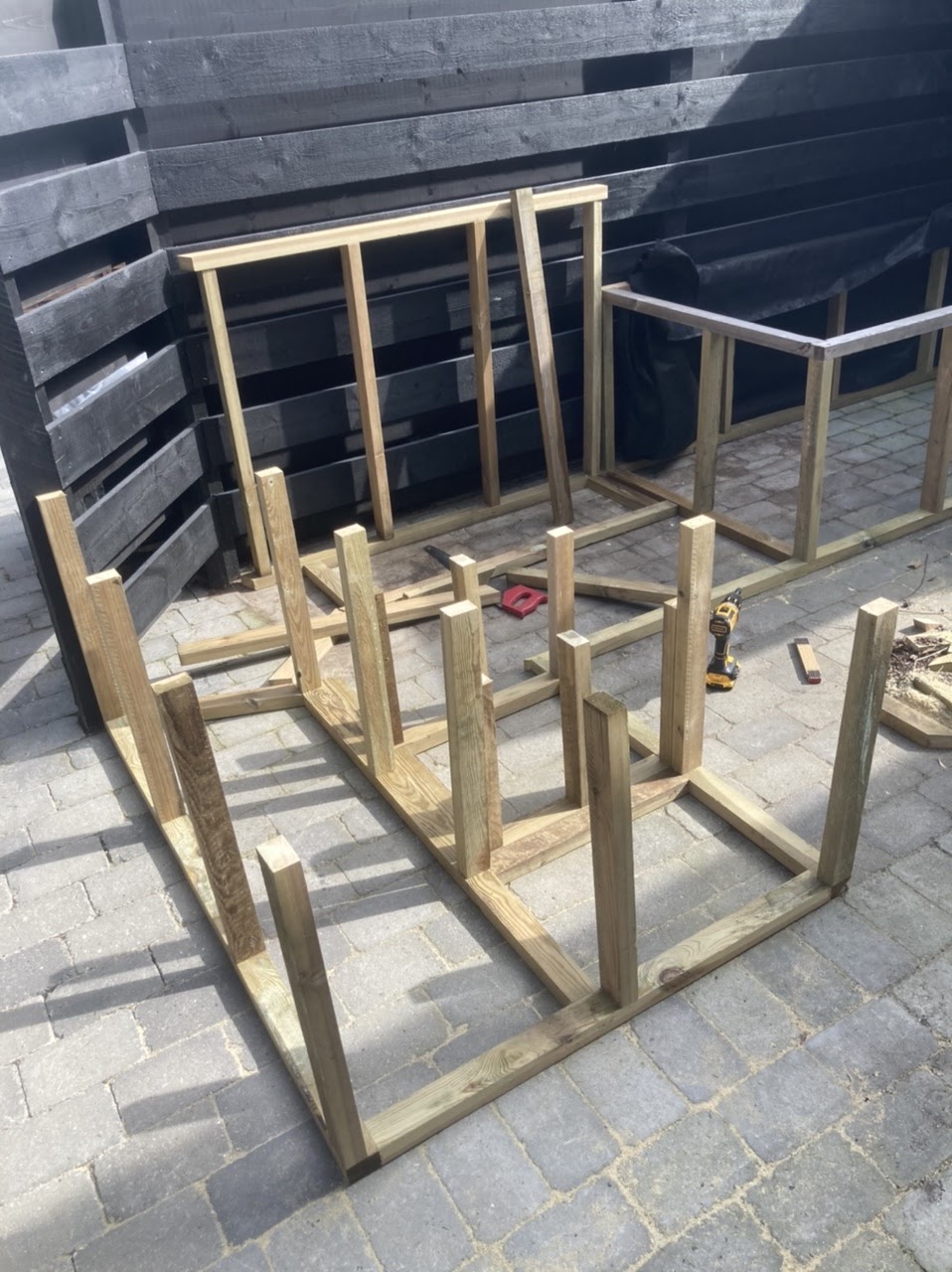 Utendørs salong med plantekasser