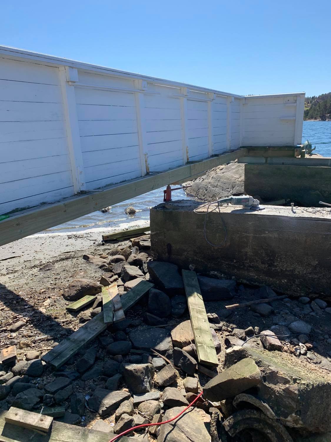 Renovering av brygge ved sjøen