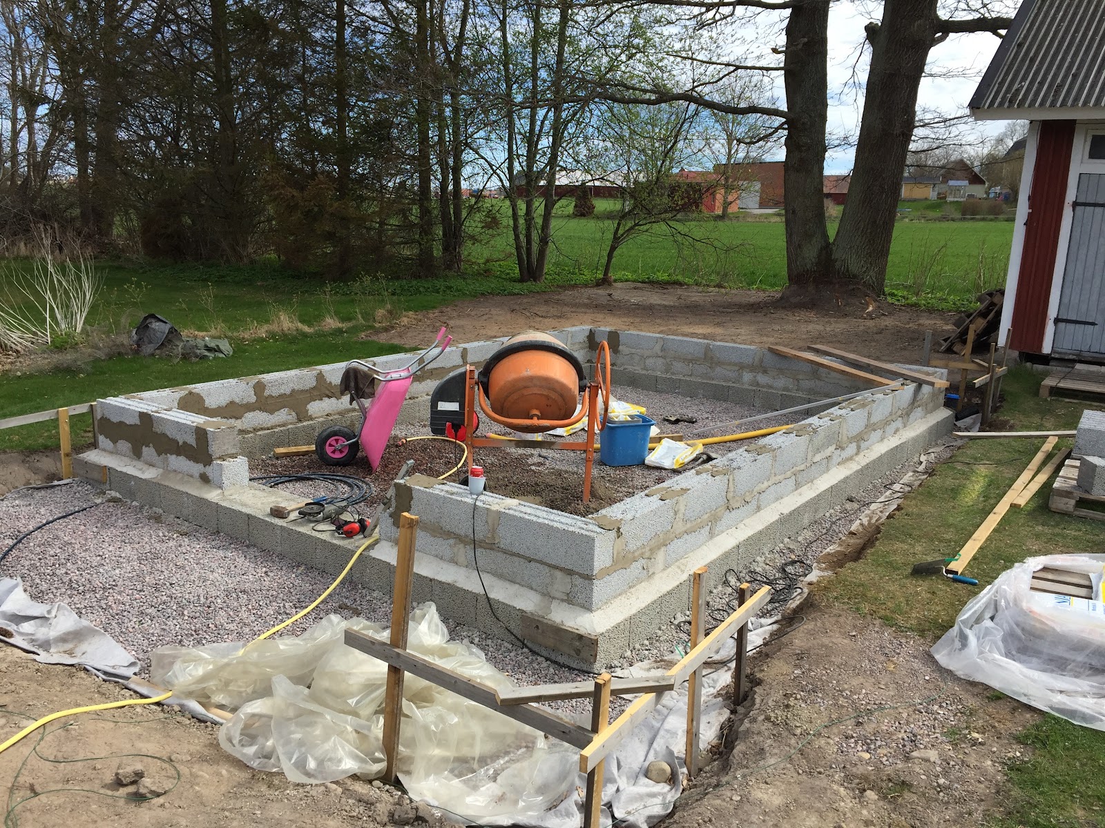 Orangeri av tømmer og gamle vinduer