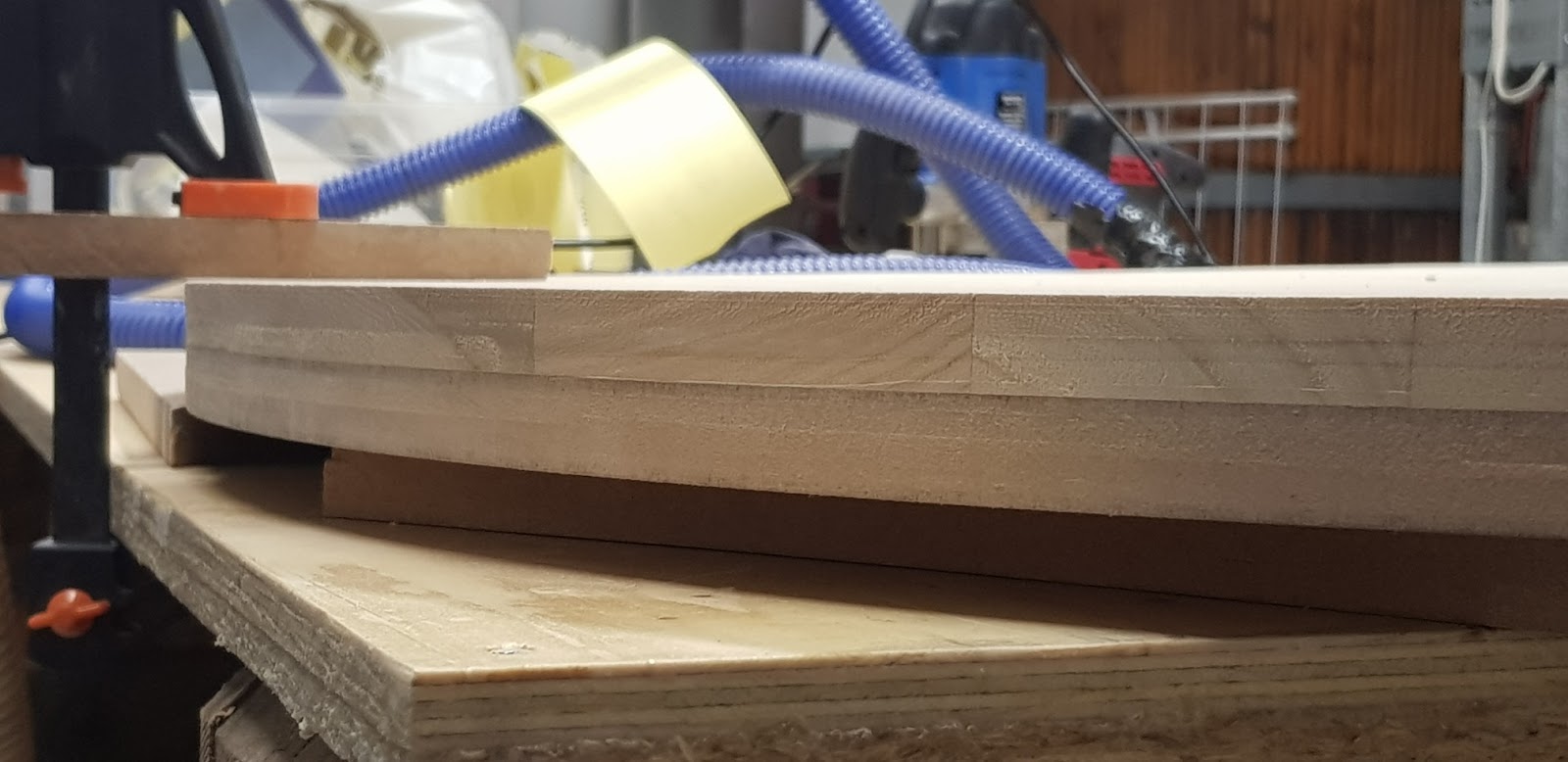 Rundt spisebord i skandinavisk stil