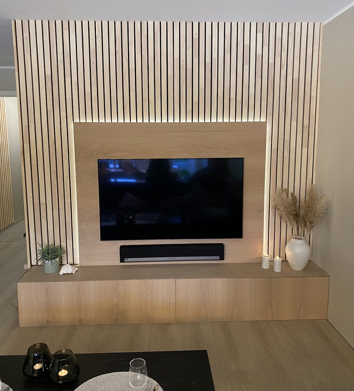 TV-vegg av spiler og eikeplater