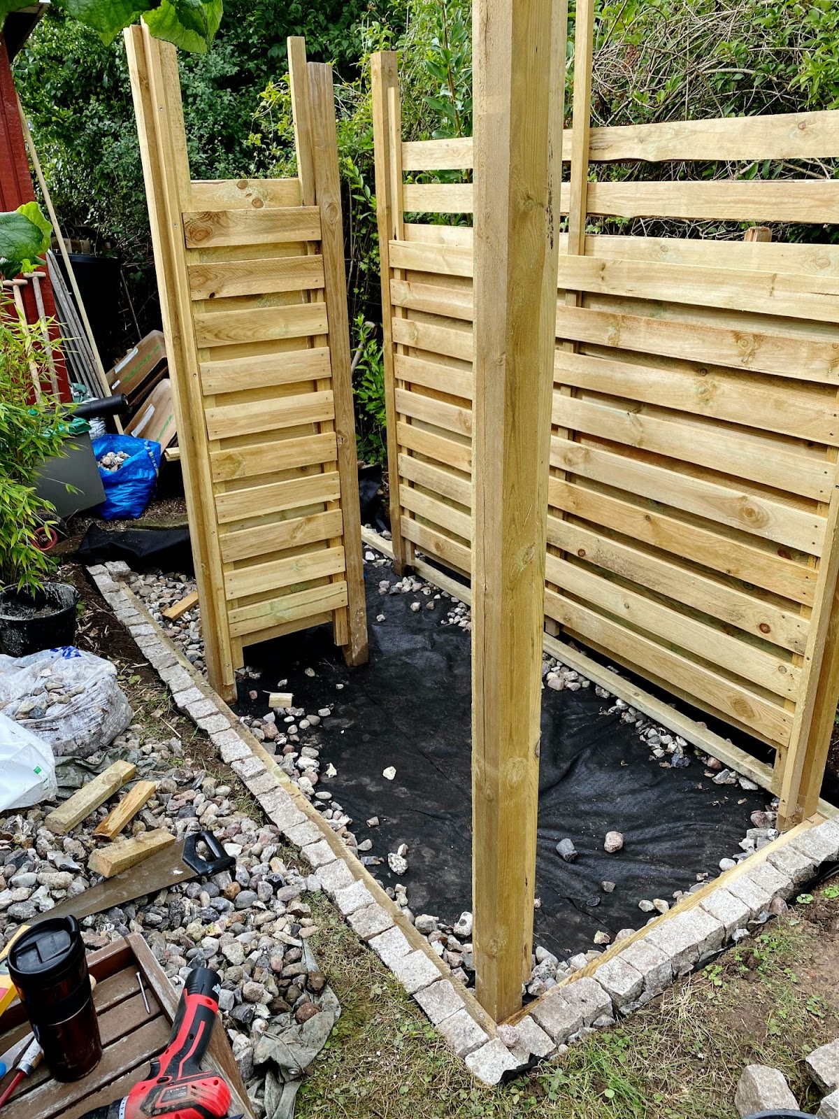 Utedusj med varmtvann i kolonihagen