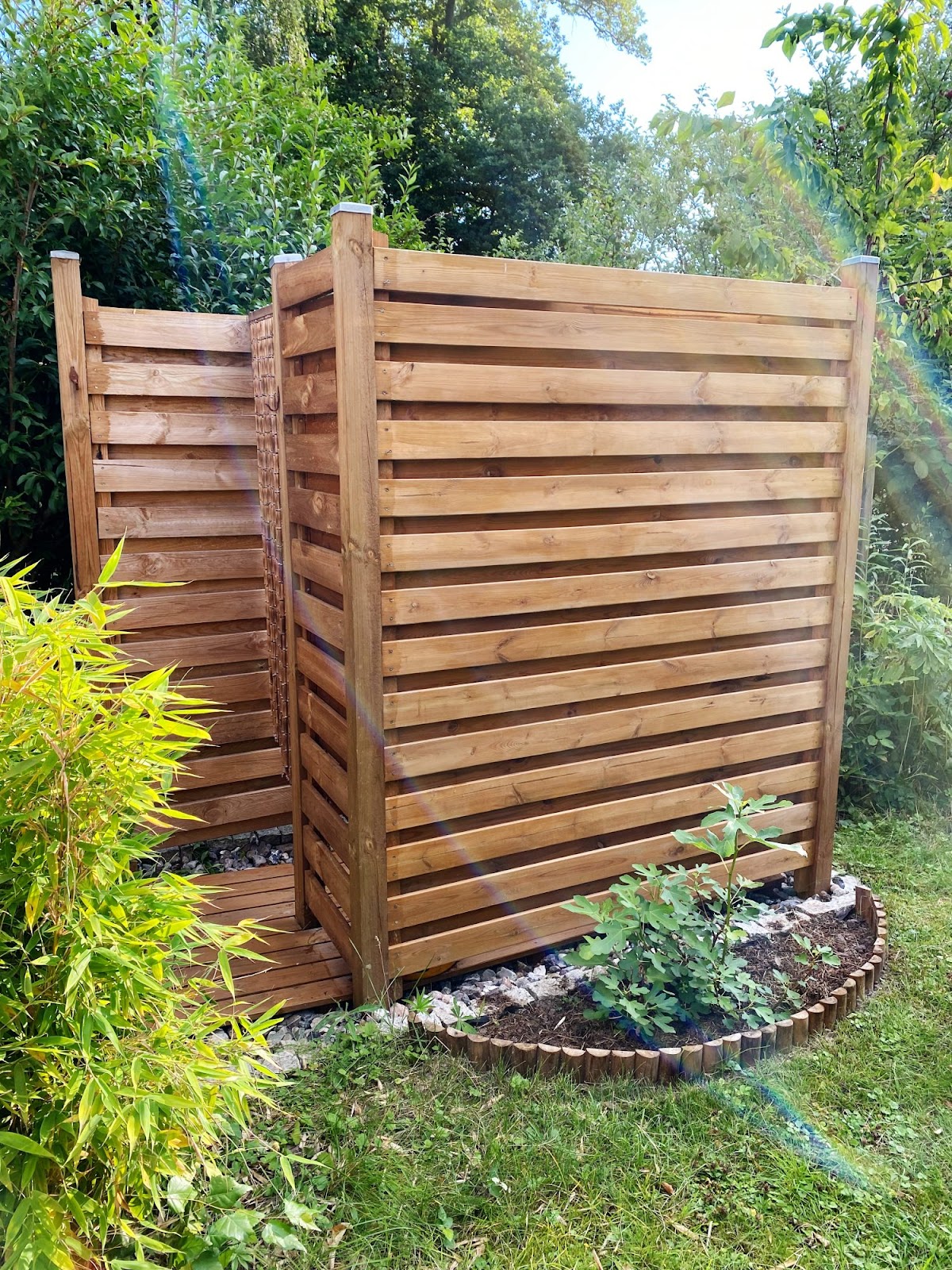 Utedusj med varmtvann i kolonihagen