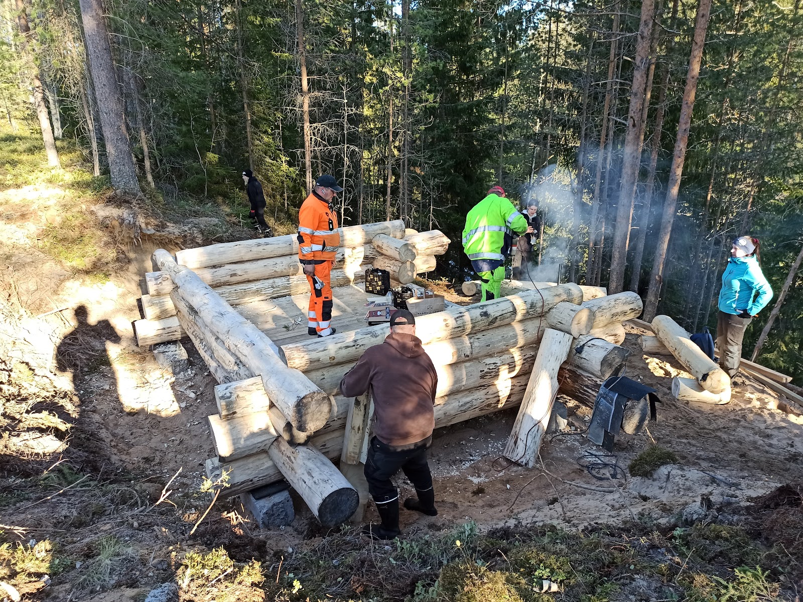 Rustikk gapahuk av grove stokker