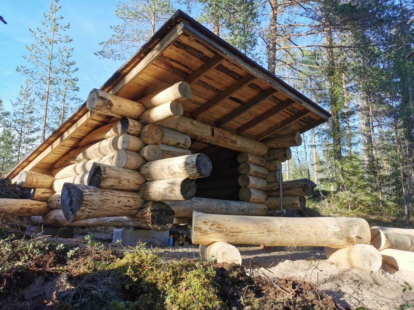 Rustikk gapahuk av grove stokker