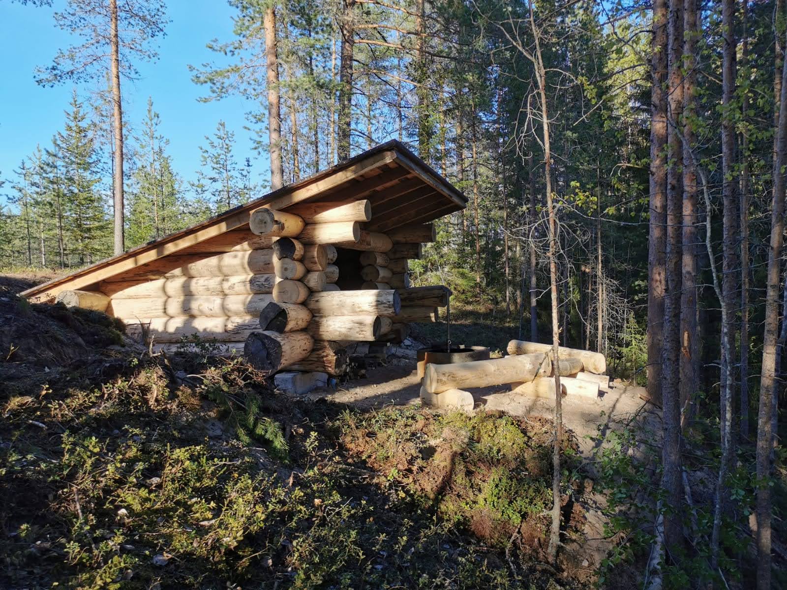 Rustikk gapahuk av grove stokker