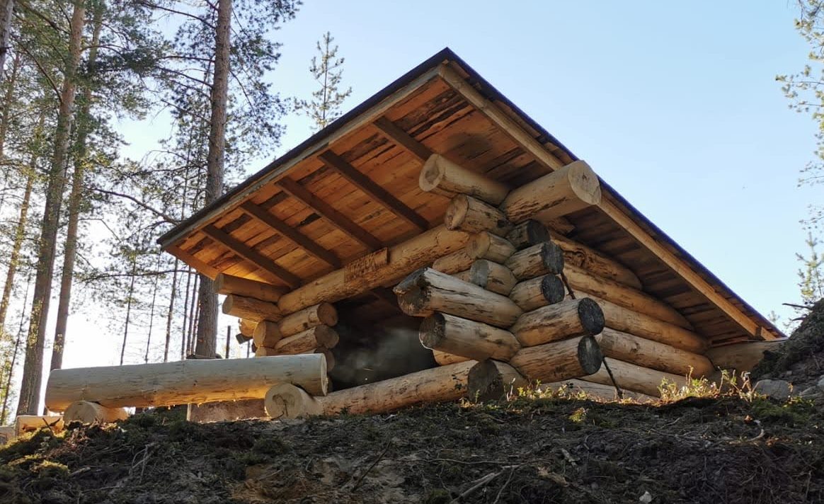 Rustikk gapahuk av grove stokker