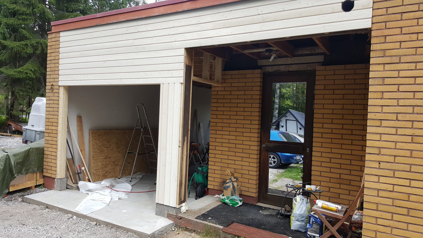 Smart garasje mellom hus og vegg