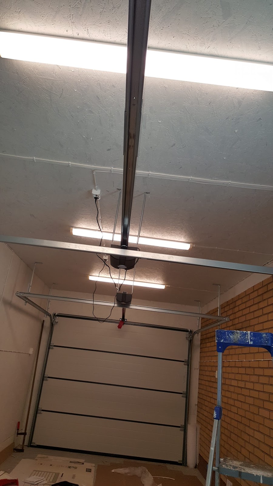 Smart garasje mellom hus og vegg