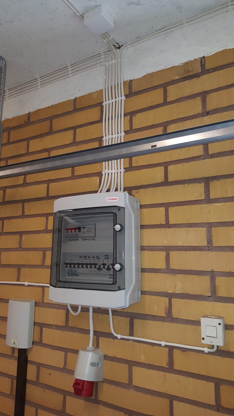 Smart garasje mellom hus og vegg