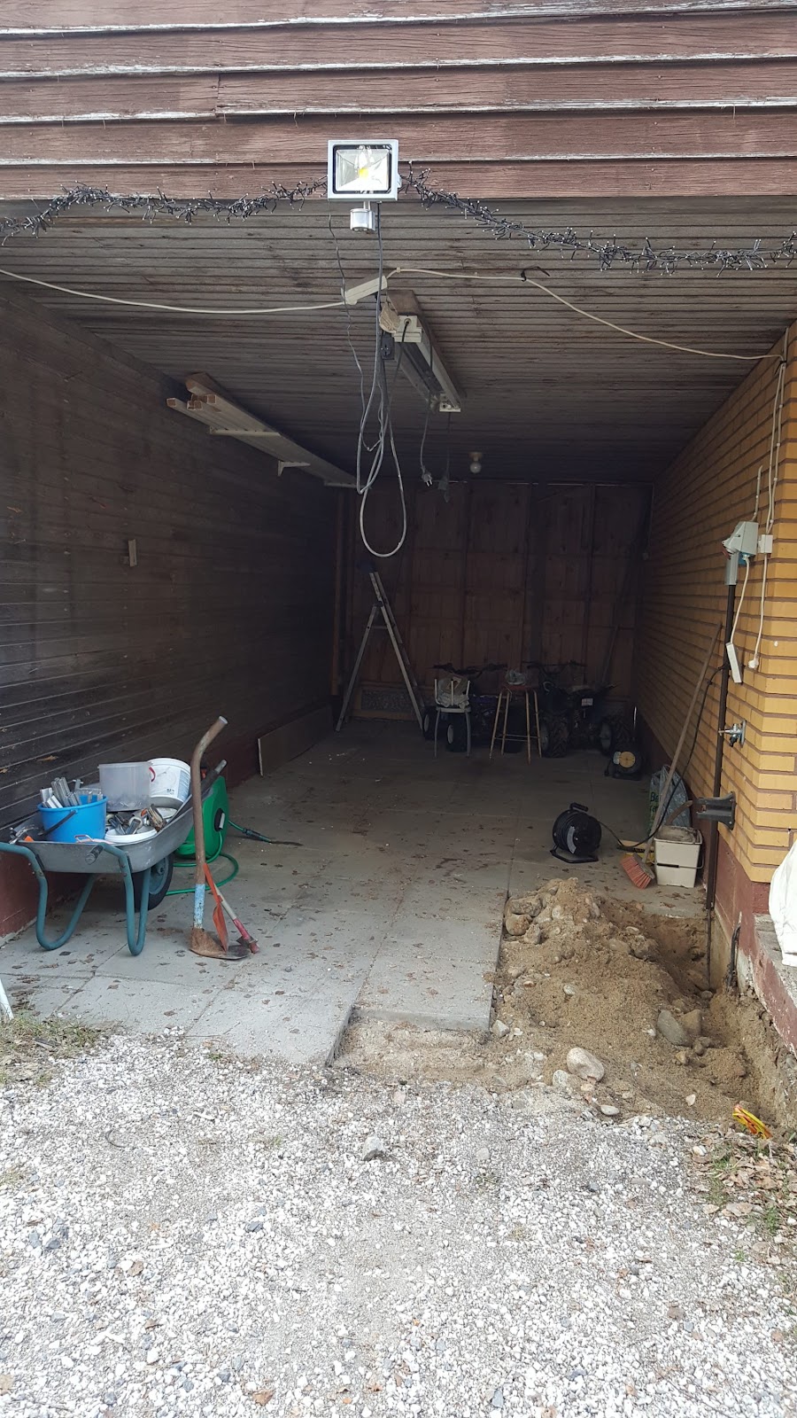 Smart garasje mellom hus og vegg