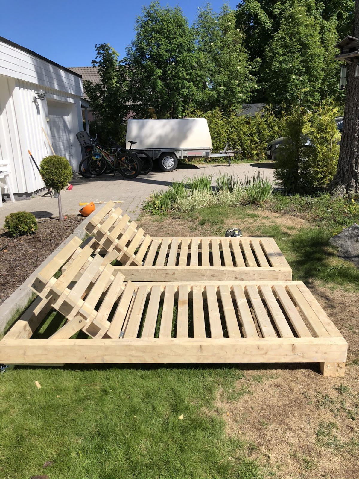 Terrasse og et stort utebord av en stor gran