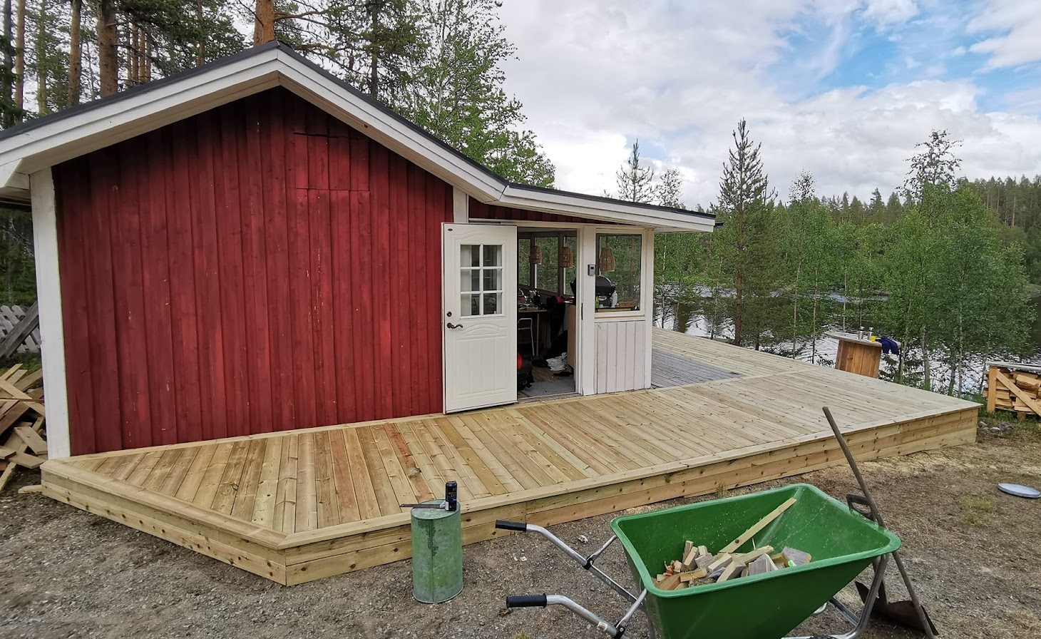Terrasse og et stort utebord av en stor gran