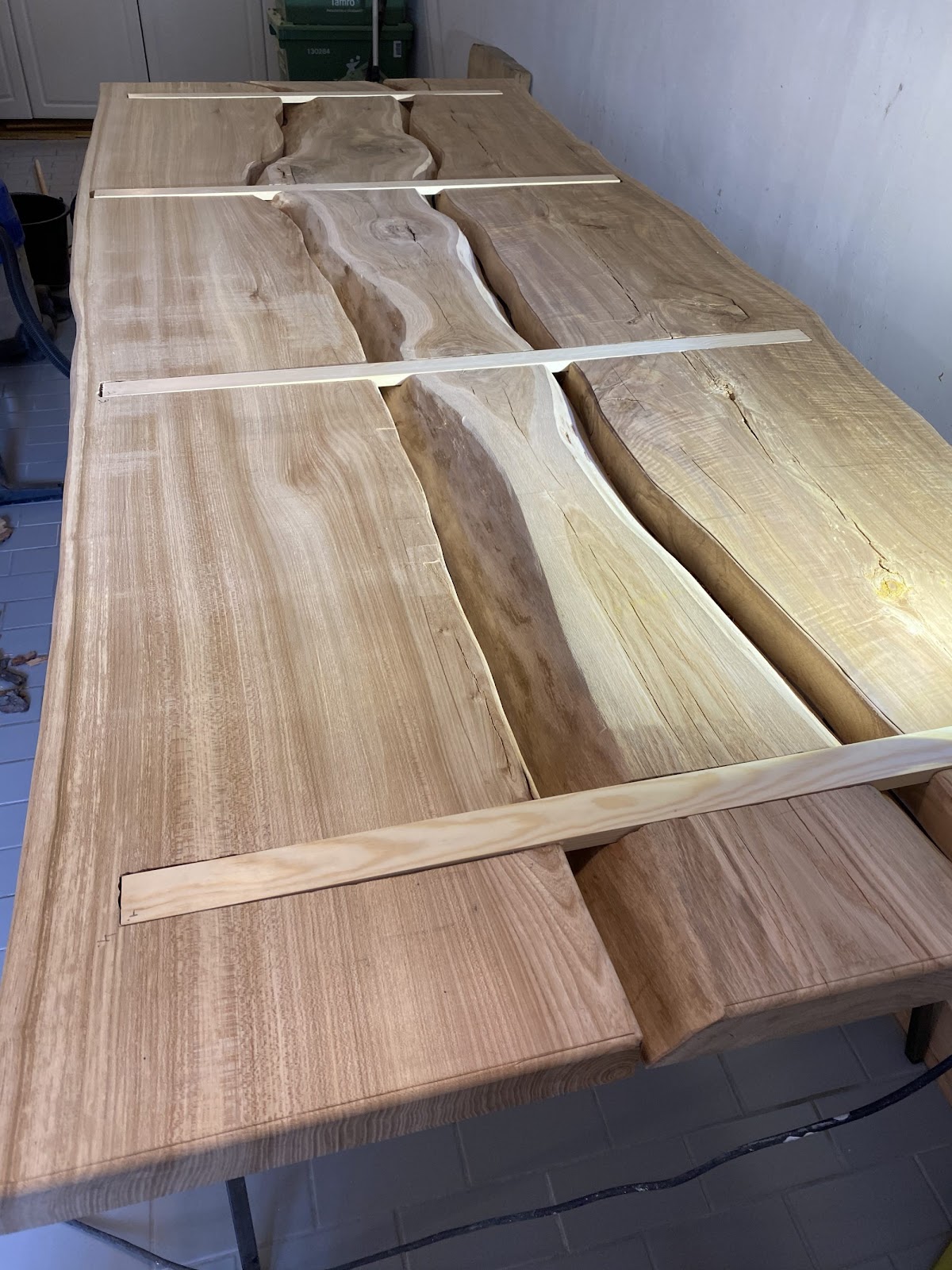 Bjelkebord med naturlige planker som passer sammen