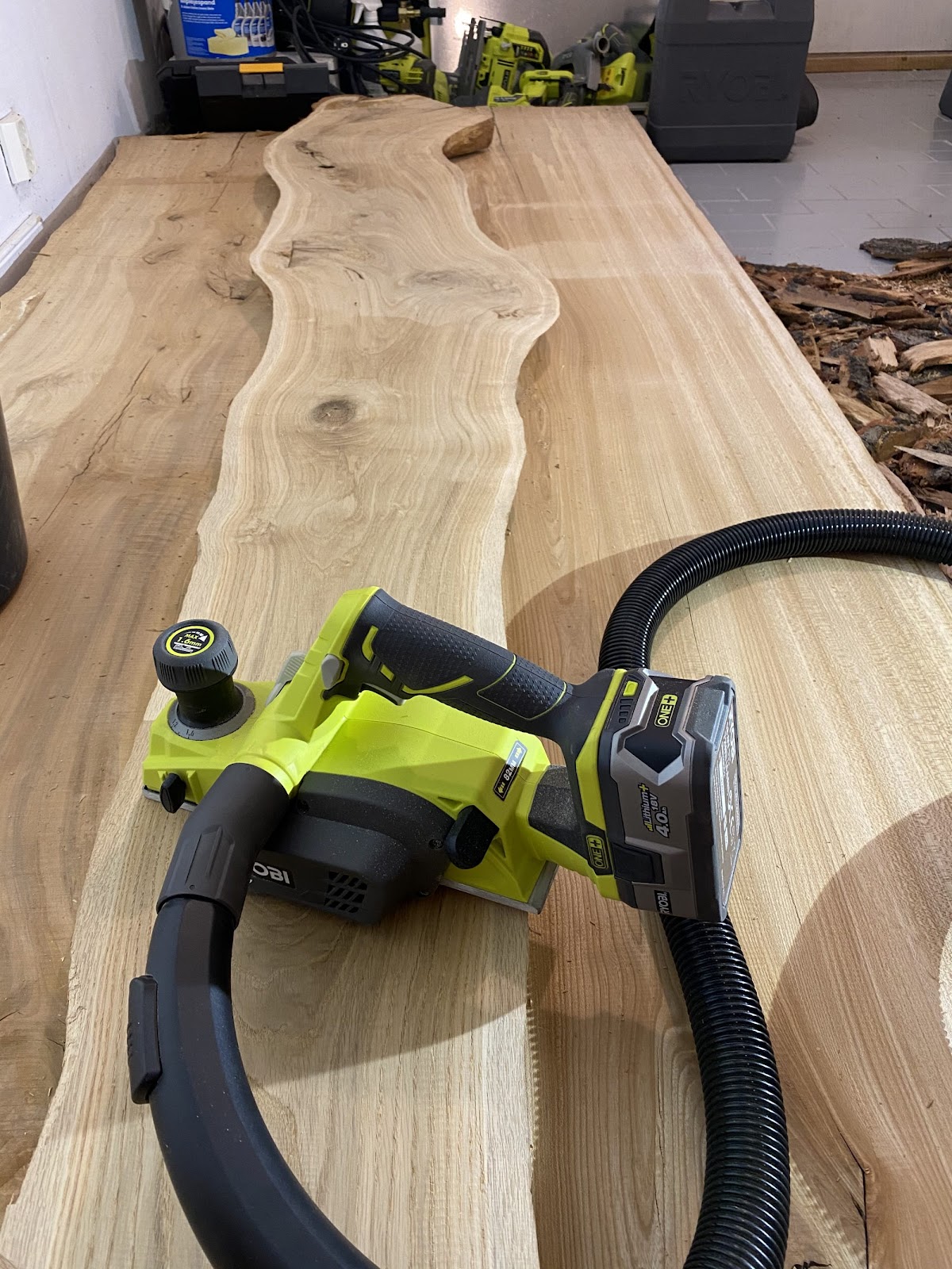 Bjelkebord med naturlige planker som passer sammen