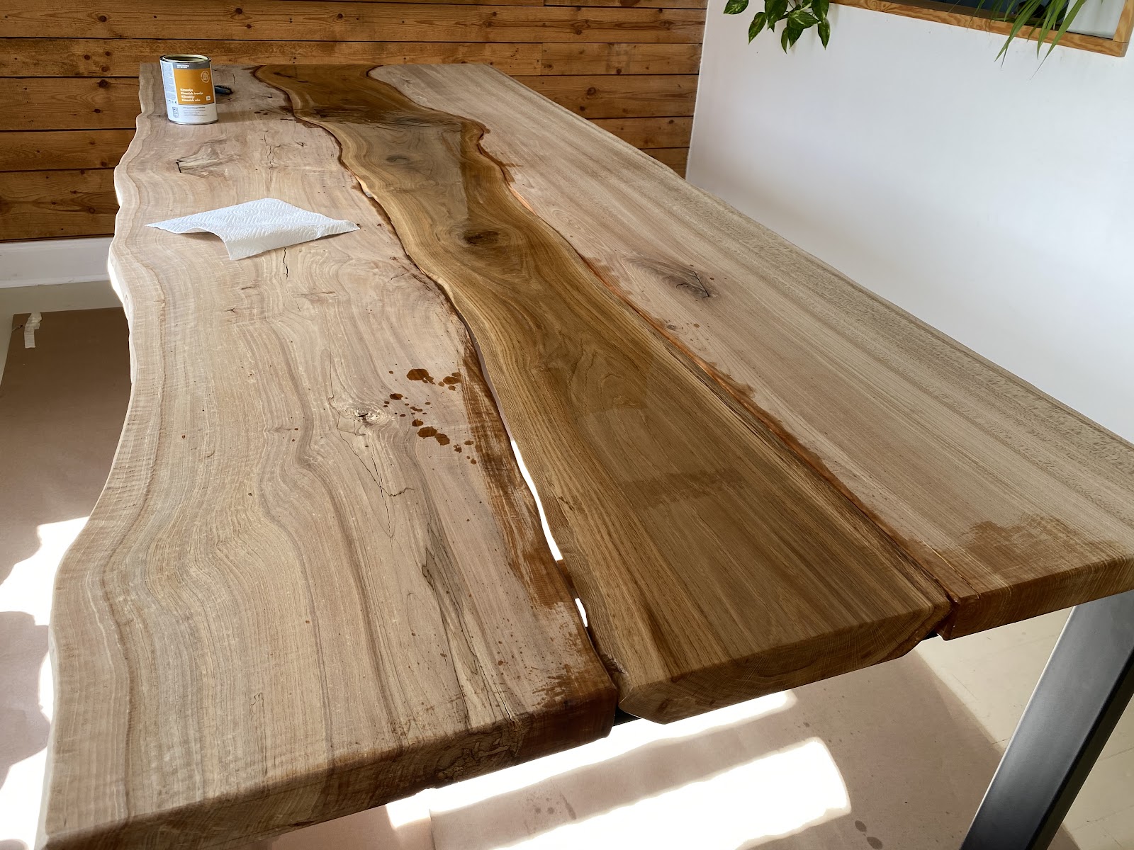 Bjelkebord med naturlige planker som passer sammen