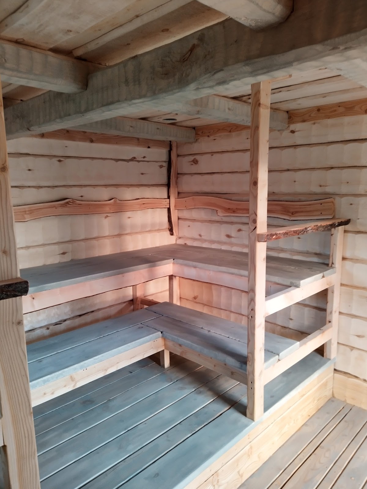 Badstue i ny tømmerhytte