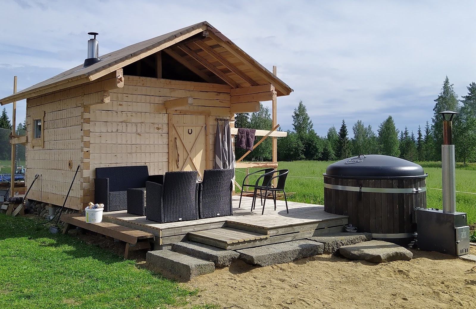 Badstue i ny tømmerhytte