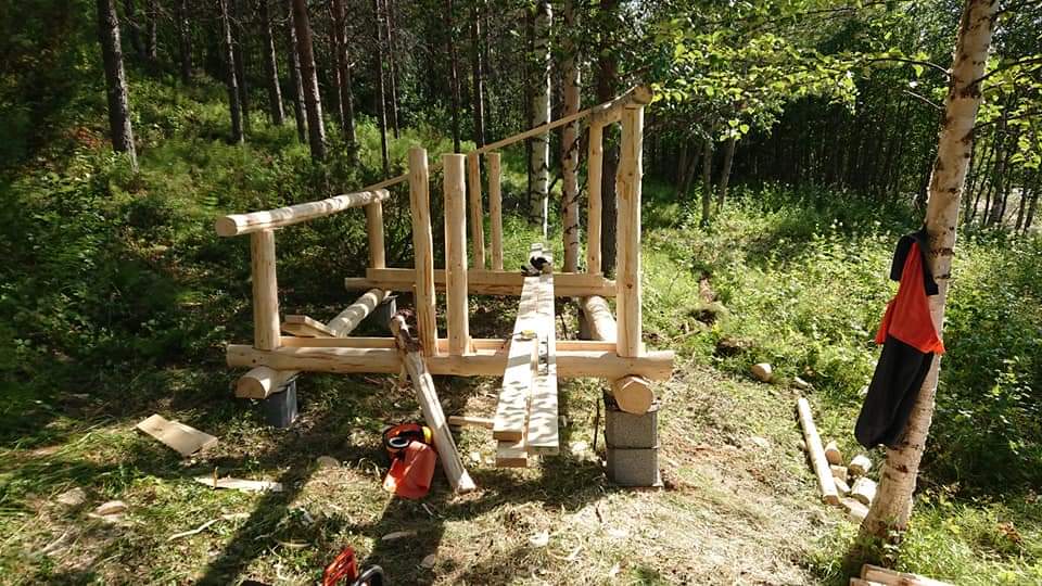 Hevet gapahuk med taksteinstak