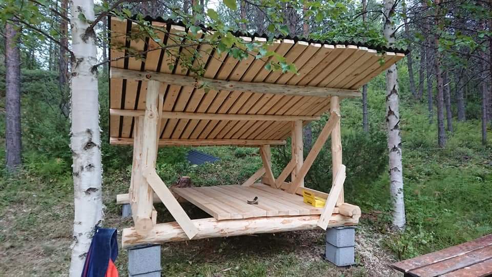 Hevet gapahuk med taksteinstak