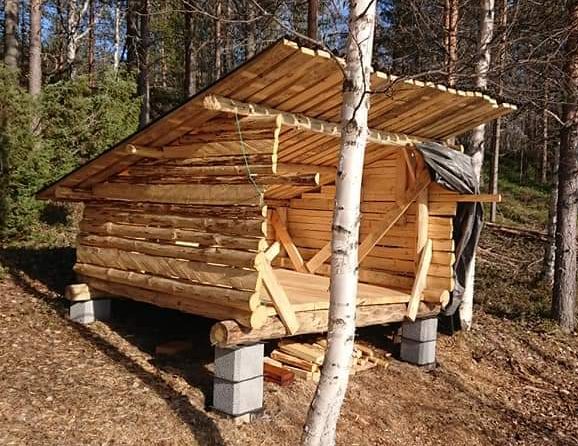 Hevet gapahuk med taksteinstak