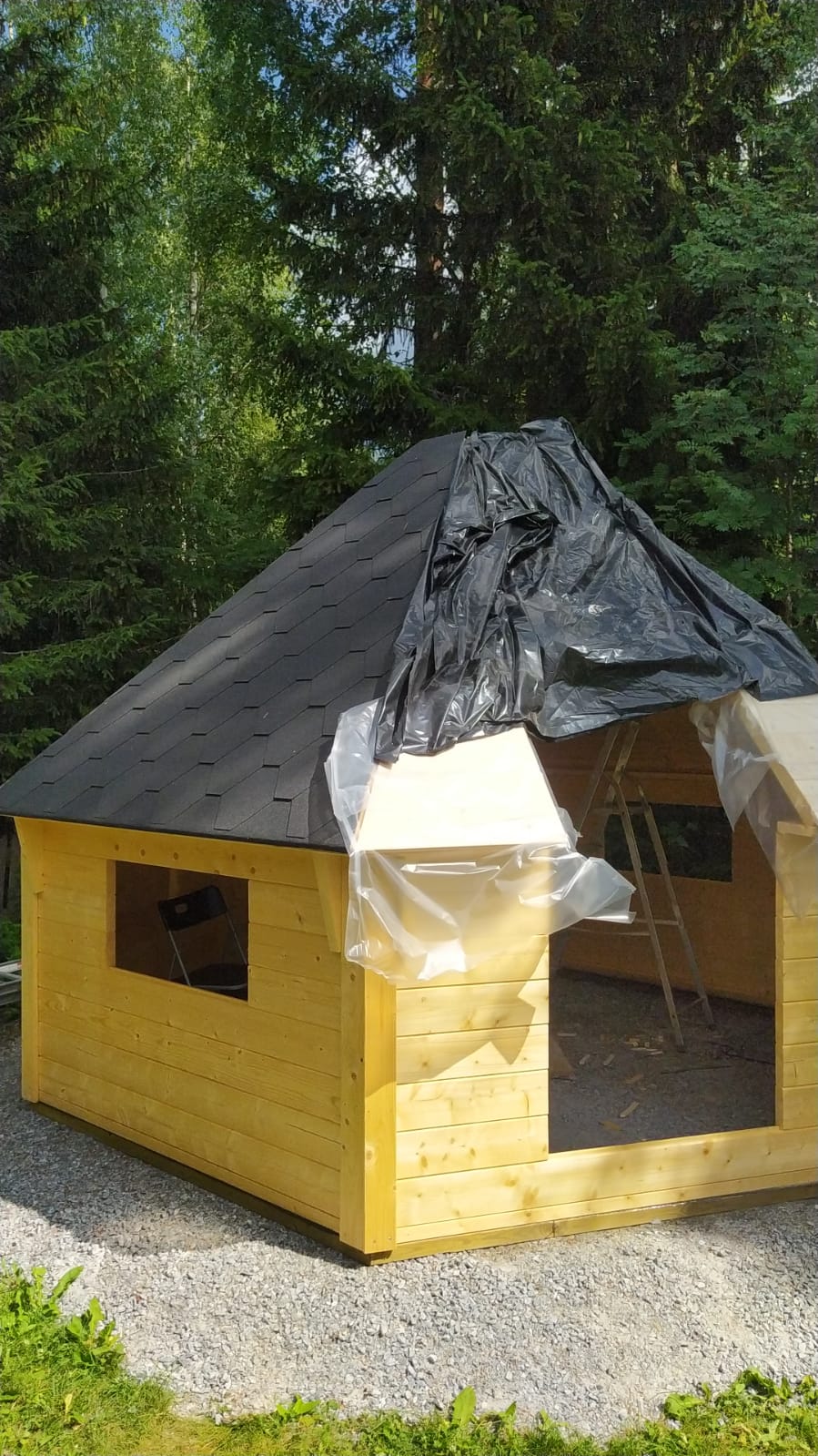 Grillhytte med pyramidetak