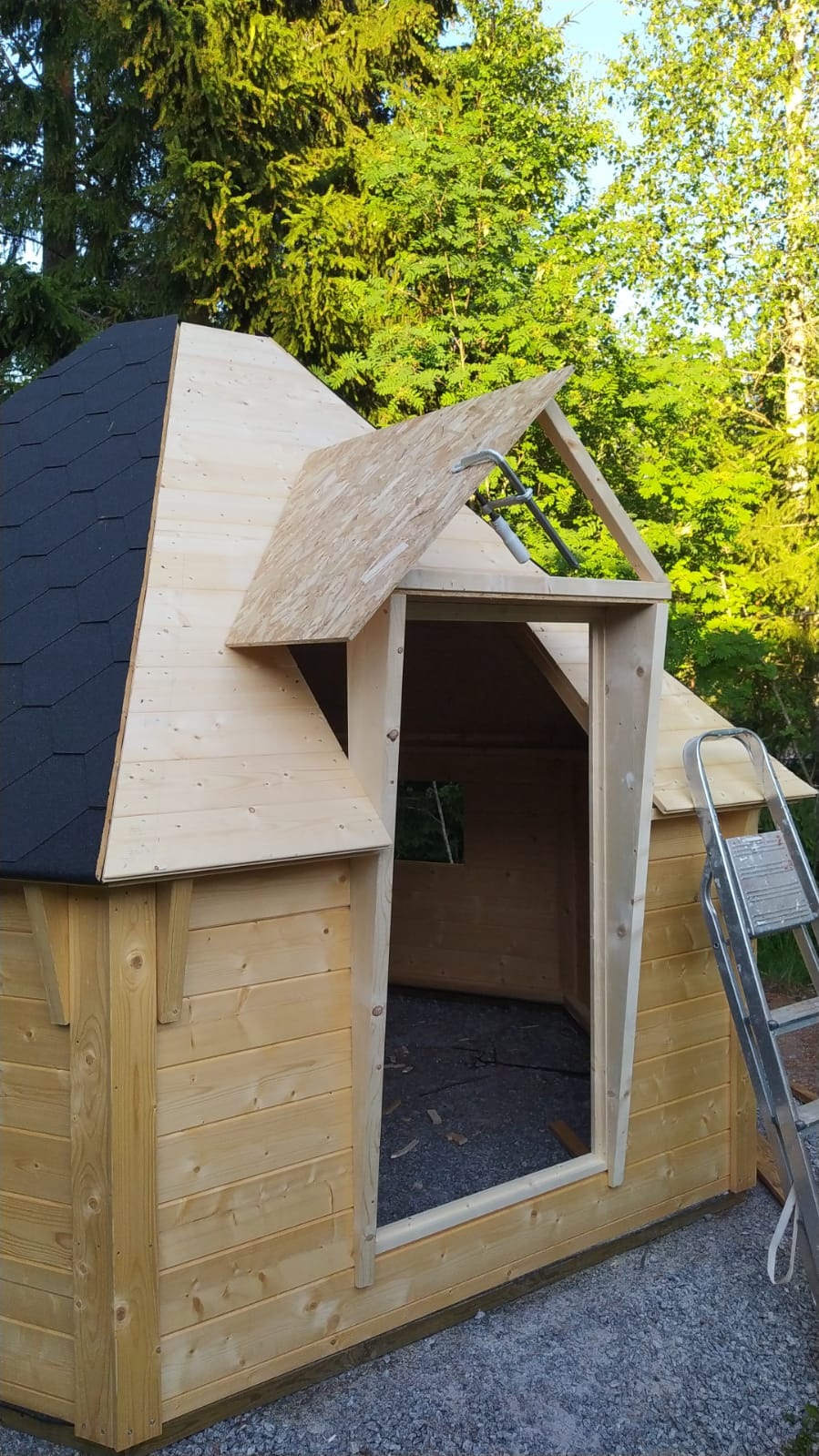 Grillhytte med pyramidetak