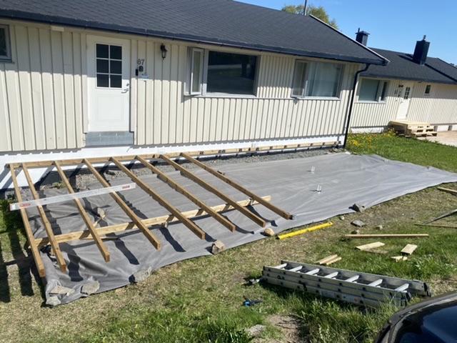 Ny platting og inngangstrapp