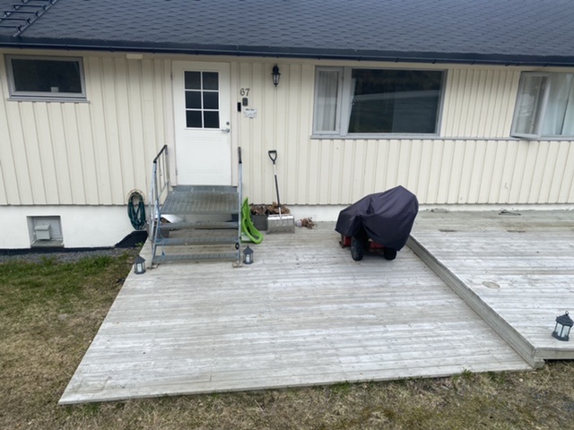 Ny platting og inngangstrapp