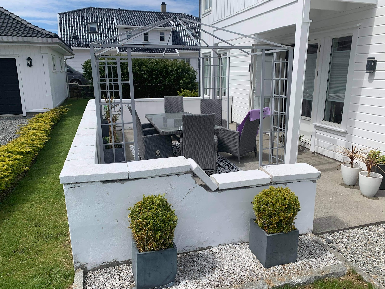 Fra grå og kald platting til et grønt og varmt uteområde