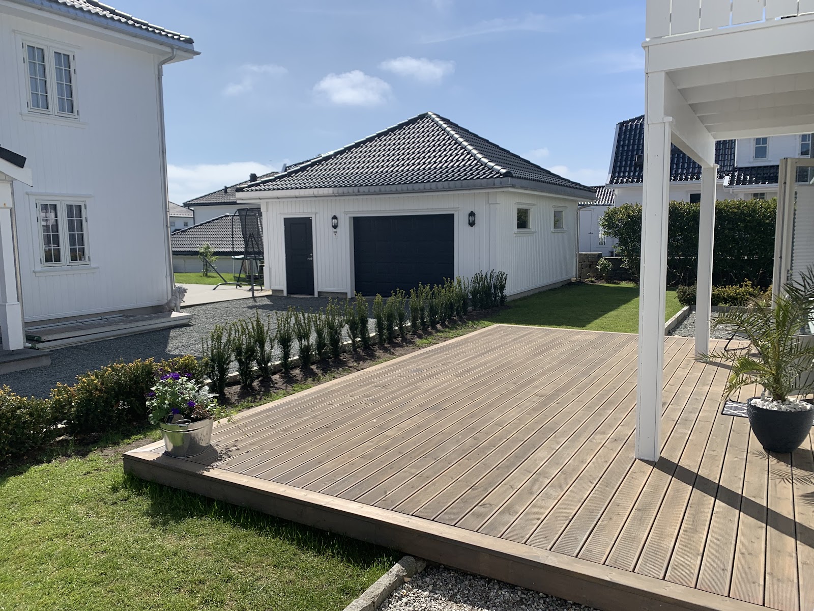 Fra grå og kald platting til et grønt og varmt uteområde