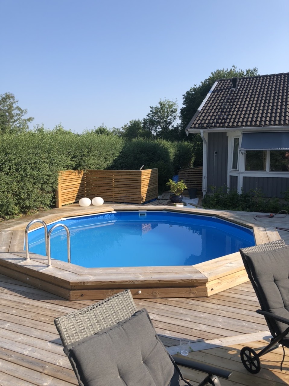 Rundt basseng med terrasse