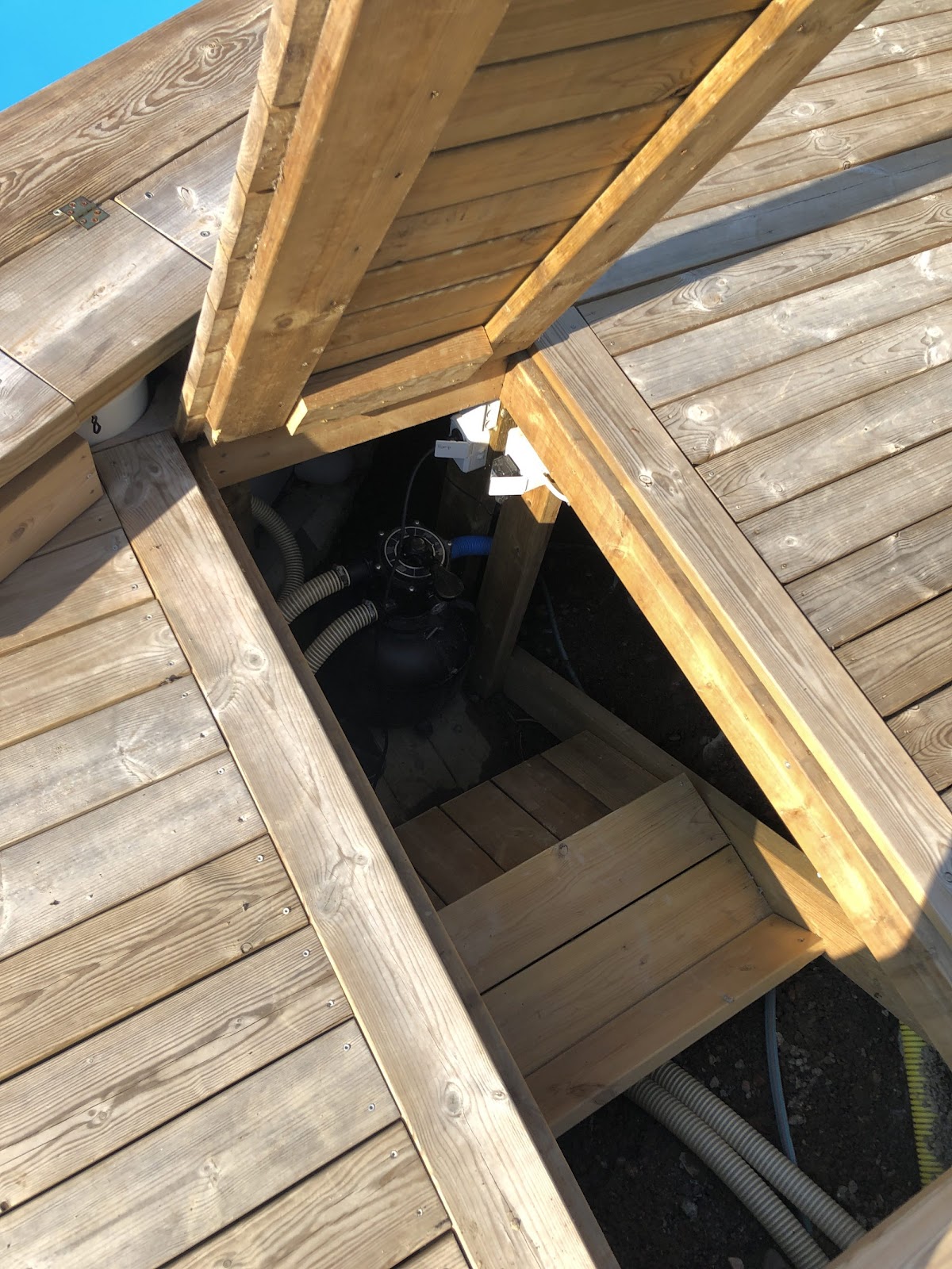 Rundt basseng med terrasse