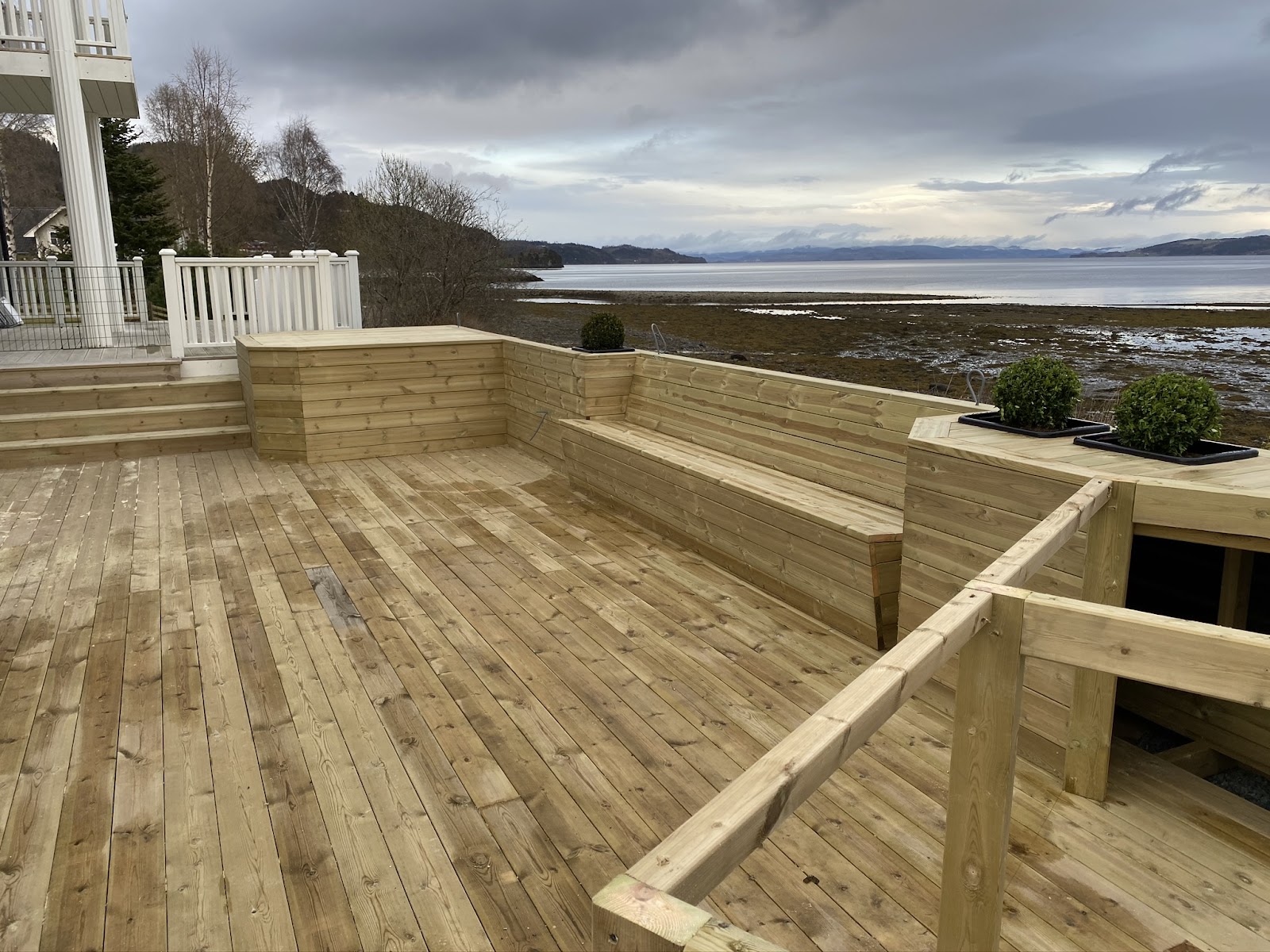 Utekjøkken med spiseplass og pizzaovn