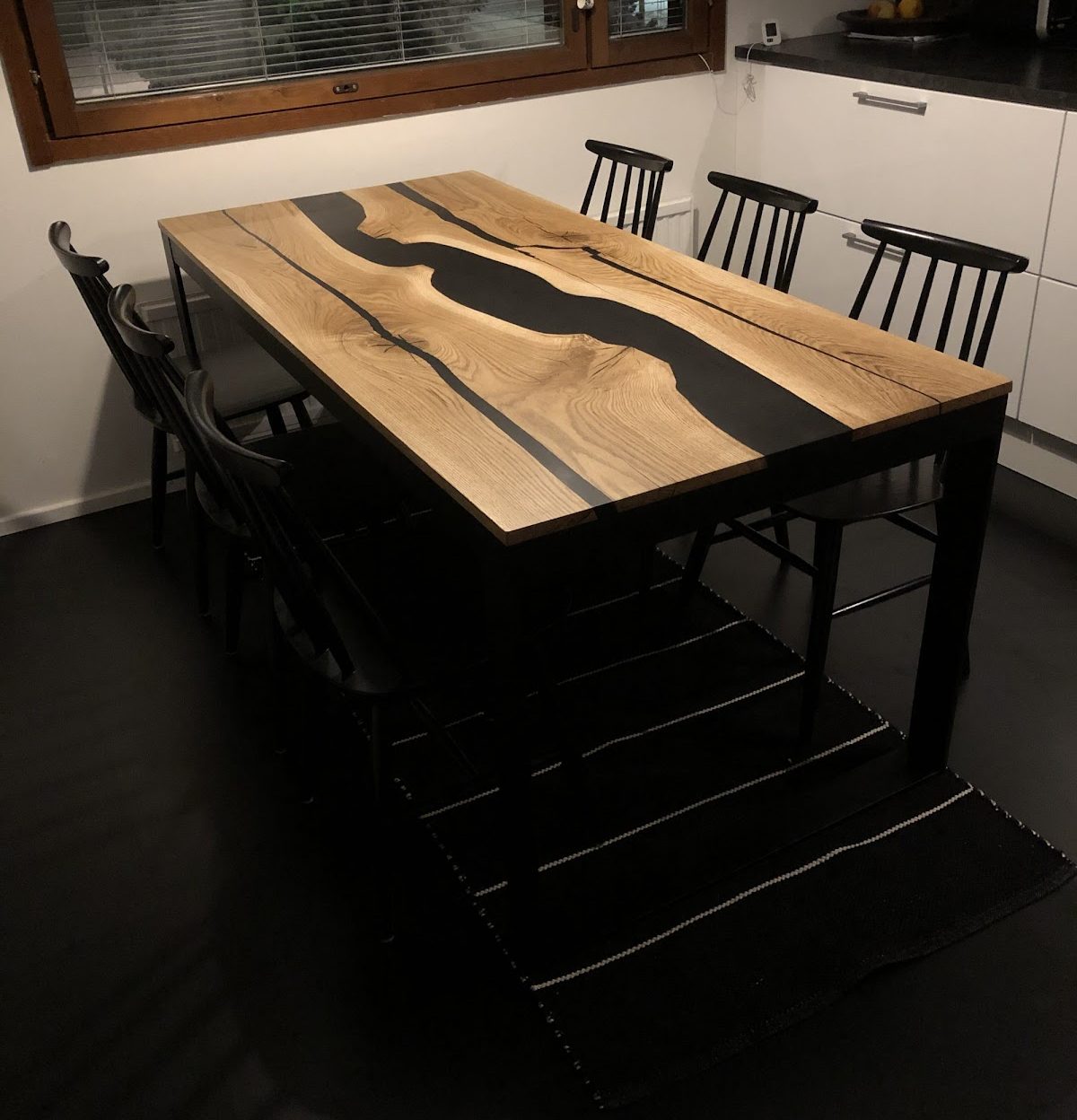 Spisebord med elv av harpiks