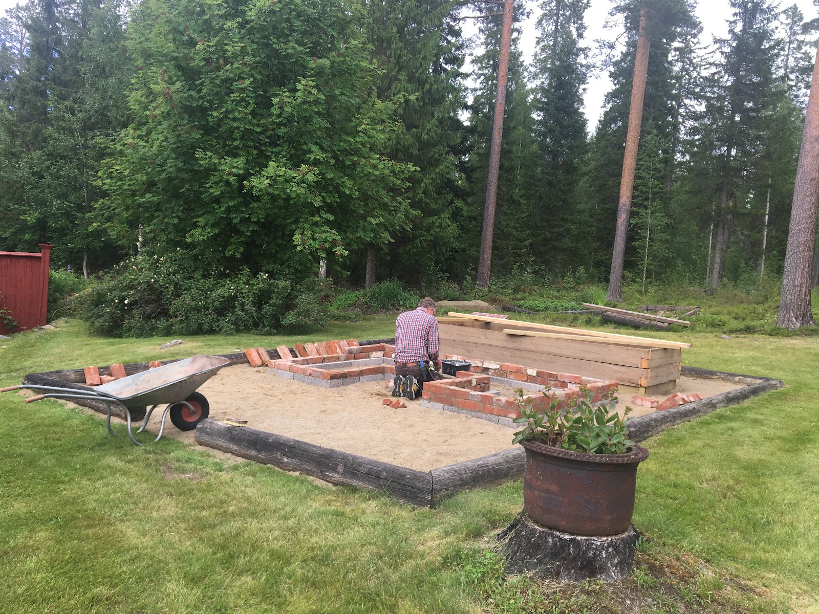 Hageland av resirkulerte materialer