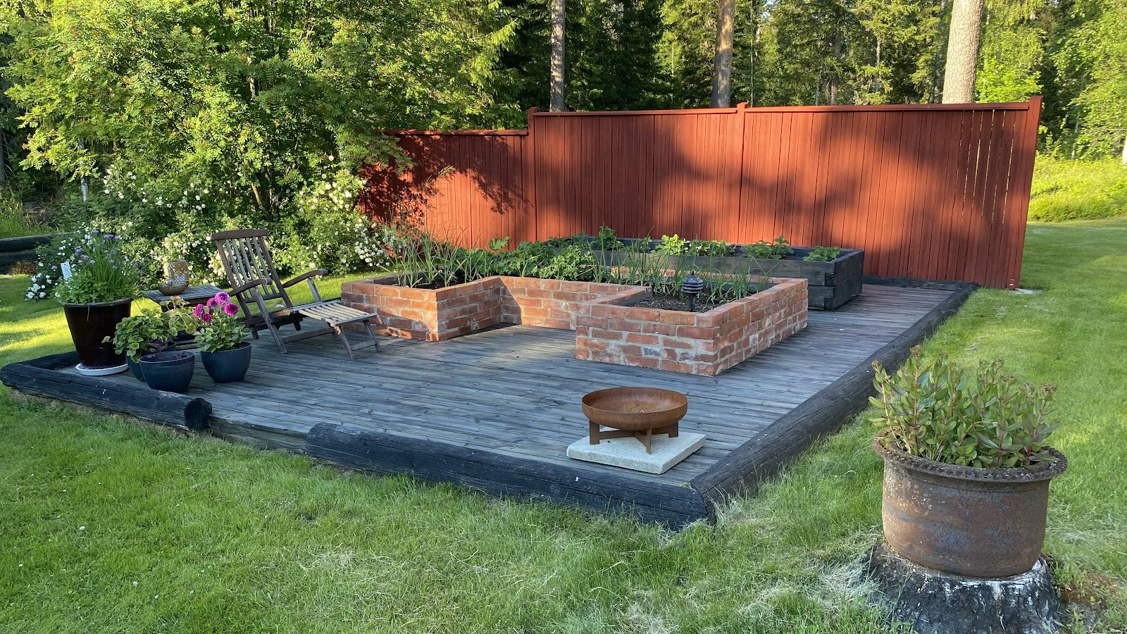 Hageland av resirkulerte materialer