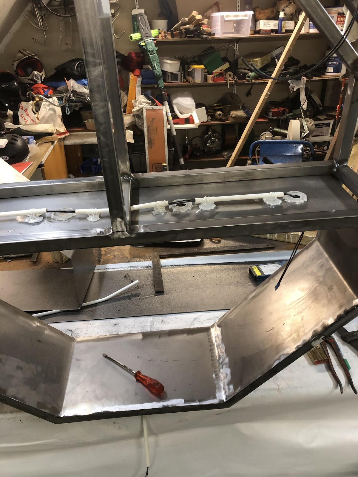 Vegghengt hylle til ved