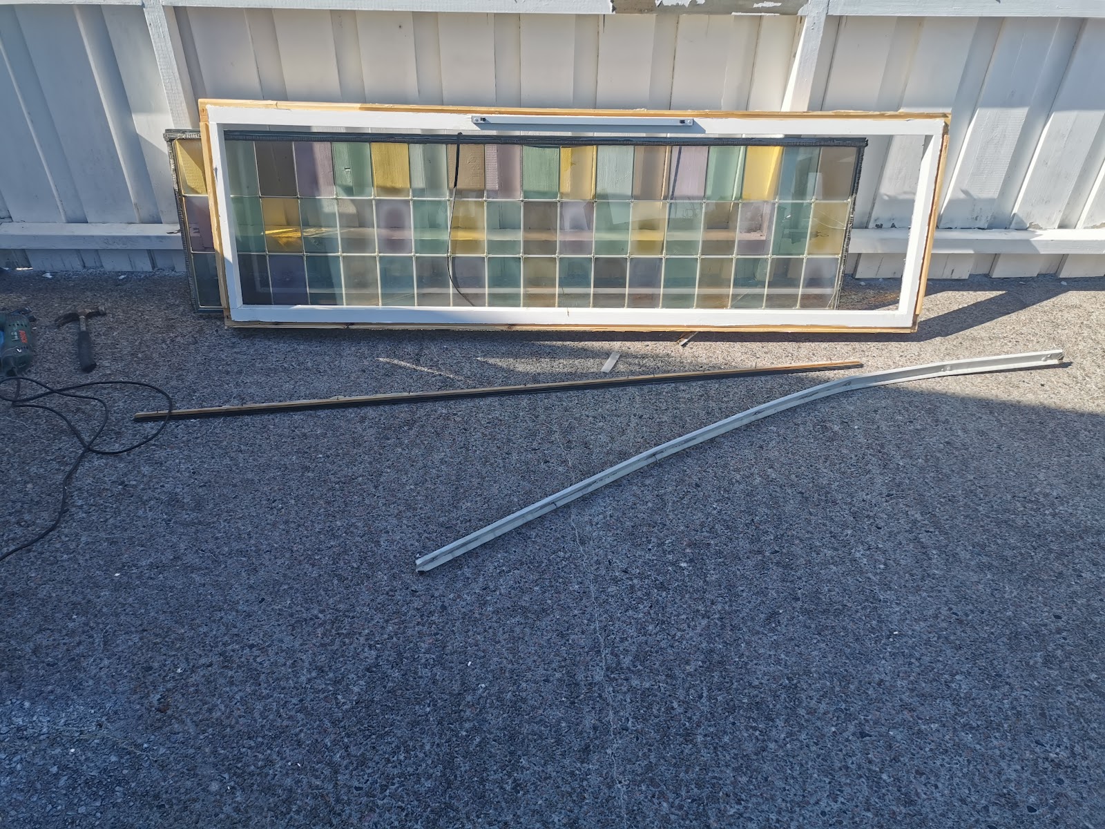 Tilbygg og overbygd inngangsparti