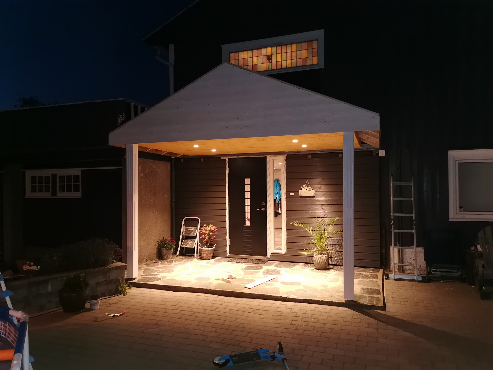 Tilbygg og overbygd inngangsparti