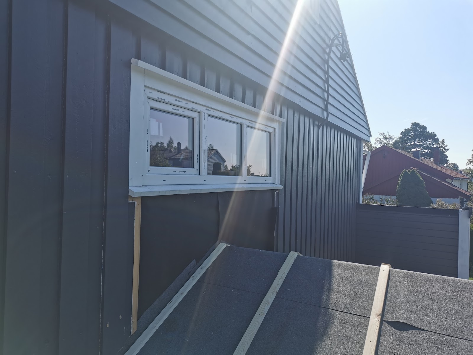 Tilbygg og overbygd inngangsparti