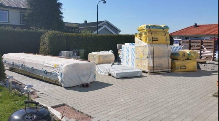 Tilbygg og overbygd inngangsparti